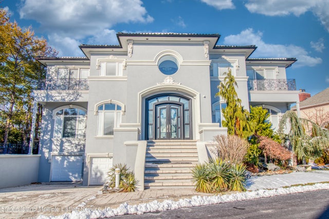 55 Nicolosi Dr, Staten Island